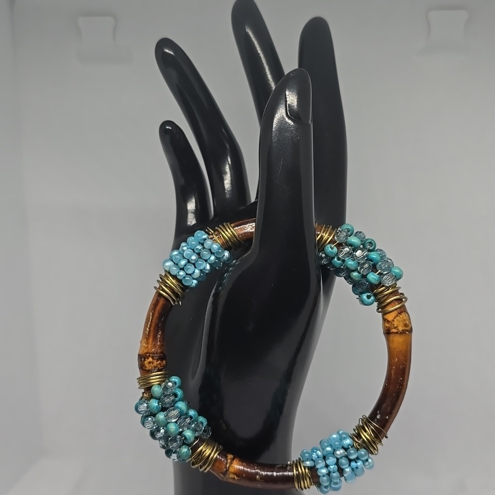 Womens bamboo braclet with blue beads and wire